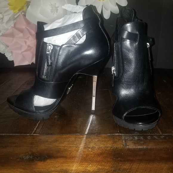 Michael Kors Emma Runway Leather Sandal - Picture 3 of 6